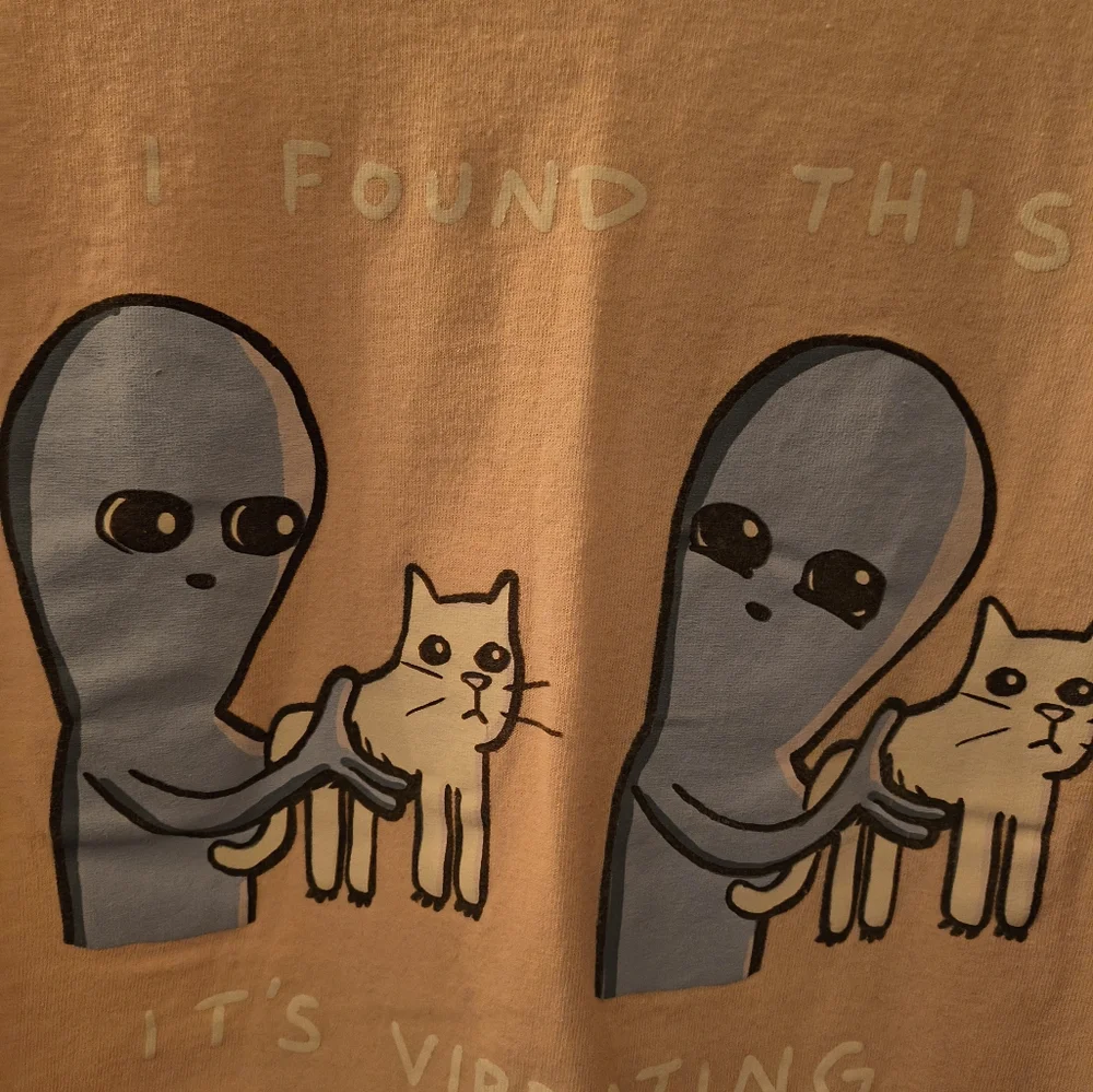 Vibrant Alien Cat Graphic Tee - Soft Pink